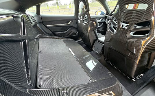 Tak wygląda miejsce gdzie normalnie w Taycanie jest tylna kanapa - to część pakietu Weissach