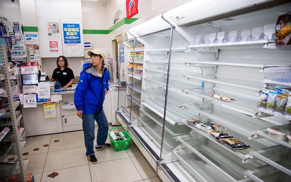 Puste półki w sklepie w dzielnicy Shinagawa w stolicy Japonii. Robiąc zapasy, mieszkańcy Tokio zabez