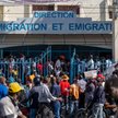 Kolejka Haitańczyków po paszporty w Port-au-Prince
