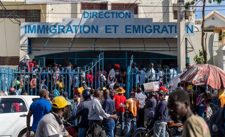 Kolejka Haitańczyków po paszporty w Port-au-Prince