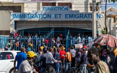 Kolejka Haitańczyków po paszporty w Port-au-Prince