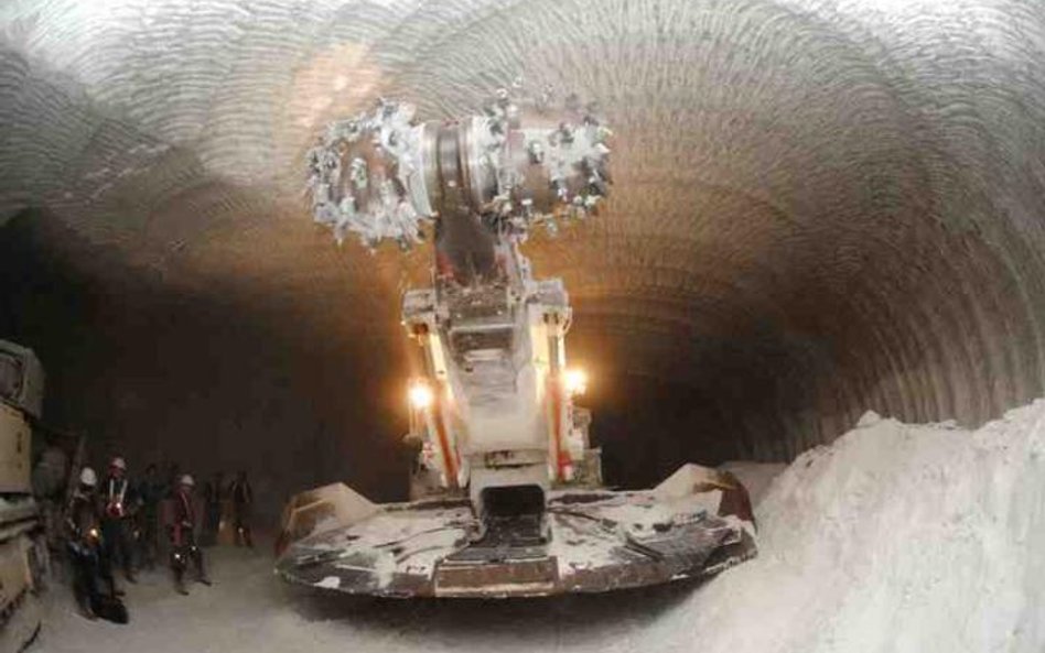 Kopalnia soli kamiennej Polkowice Sieroszowice (KGHM Polska Miedź). Kuliste głowice kombajnu, zakońc