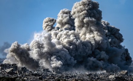 Zdjęcie zrobione z pozycji w pobliżu Sderot przy granicy ze Strefą Gazy. Izrael bombarduje północne 