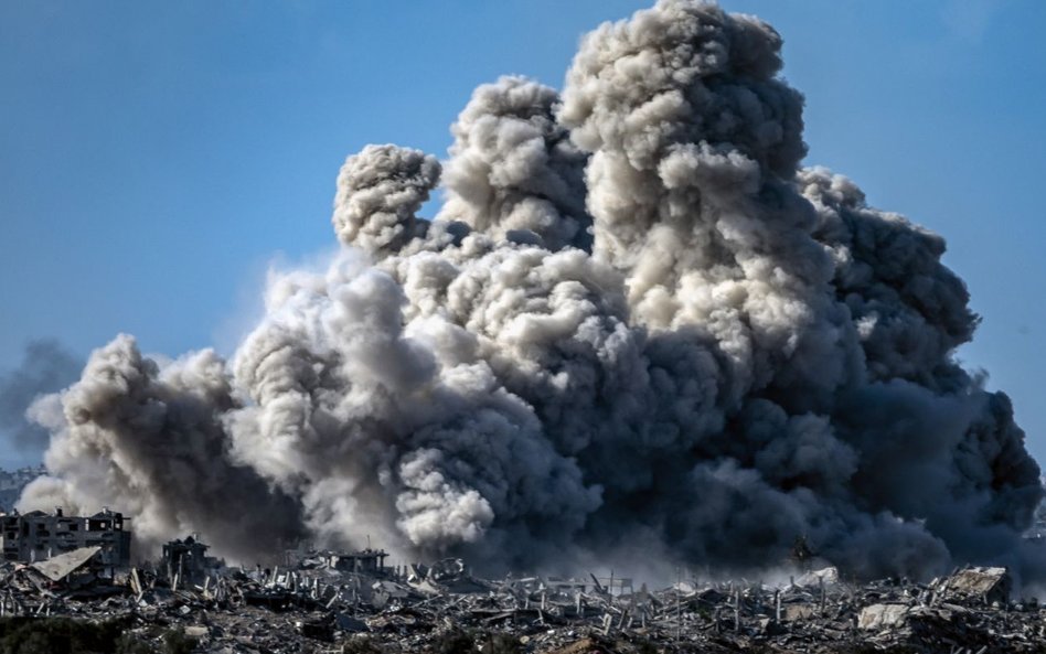 Zdjęcie zrobione z pozycji w pobliżu Sderot przy granicy ze Strefą Gazy. Izrael bombarduje północne 