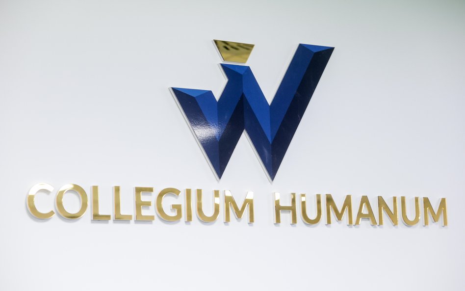 Logo Collegium Humanum podczas konferencji w Warszawie