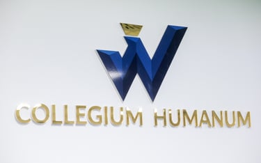 Logo Collegium Humanum podczas konferencji w Warszawie