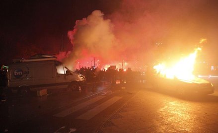 Marsz Niepodległości w Warszawie, 11 listopada 2011. Na zdjęciu spalone samochody stacji TVN