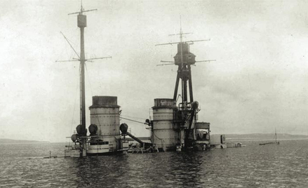 Wystający ponad lustro wody wrak niemieckiego krążownika SMS „Hindenburg” w zatoce Scapa Flow, czerw