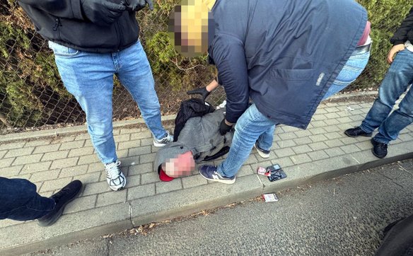 Gdy 42-latek pojawił się na ulicy Fasolowej, funkcjonariusze przystąpili do akcji. Mężczyzna próbowa