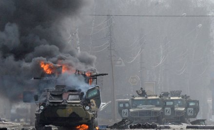 Płonący rosyjski pojazd wojskowy