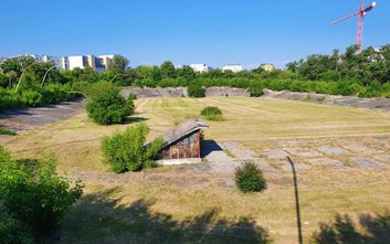 Zrujnowany tor kolarski zajmuje spory teren wśród nowych osiedli na Kamionku