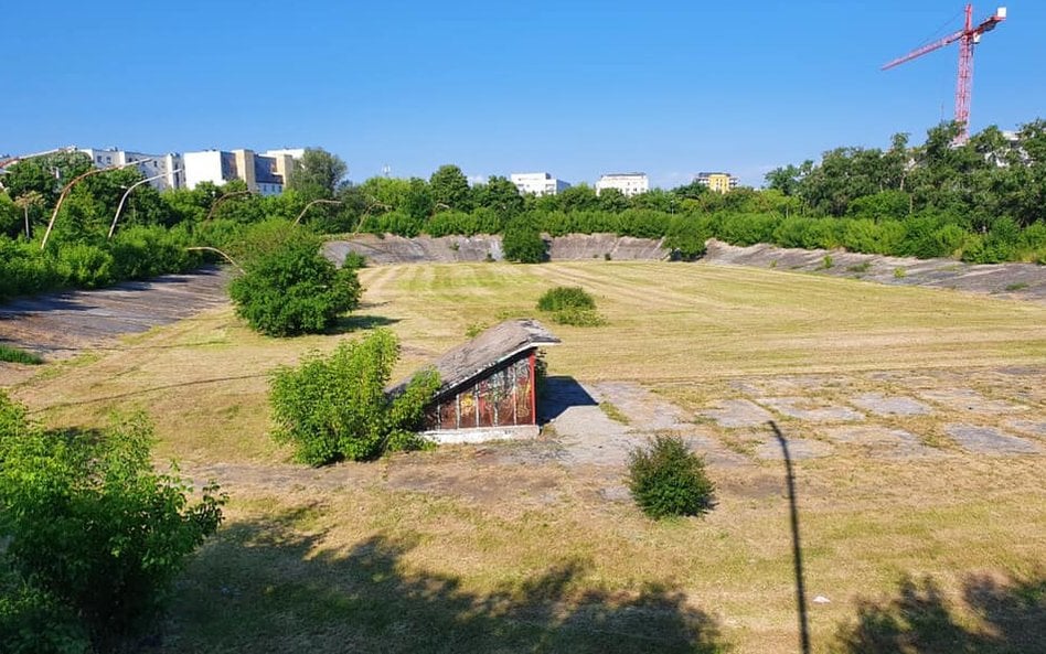 Zrujnowany tor kolarski zajmuje spory teren wśród nowych osiedli na Kamionku