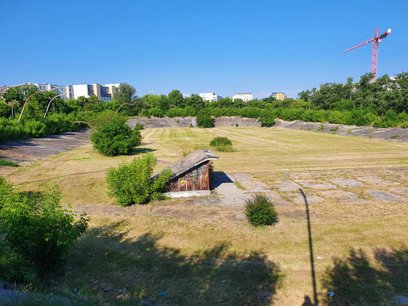 Zrujnowany tor kolarski zajmuje spory teren wśród nowych osiedli na Kamionku