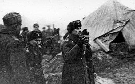 Generał Władysław Anders wśród ocalonych: wizytacja oddziałów polskich w Kazachstanie.