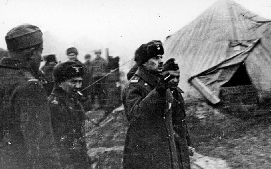 Generał Władysław Anders wśród ocalonych: wizytacja oddziałów polskich w Kazachstanie.