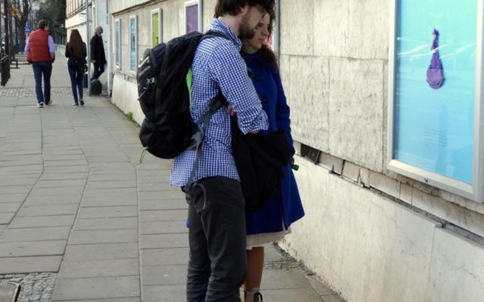 Przechodnie oglądający galerię