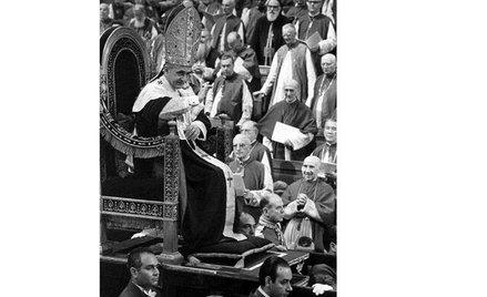 Paweł VI w lektyce: dawniej kościelny ceremoniał był bogatszy i bardziej efektowny