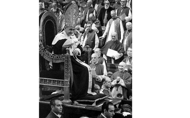 Paweł VI w lektyce: dawniej kościelny ceremoniał był bogatszy i bardziej efektowny