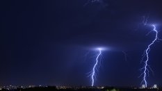 Pilny alert IMGW: Burze uderzą w 11 województw. Nadchodzą ulewy, grad i silny wiatr
