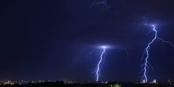 Pilny alert IMGW: Burze uderzą w 11 województw. Nadchodzą ulewy, grad i silny wiatr