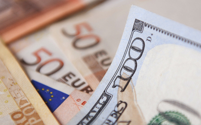 Złoty łapie oddech w ślad za cofnięciem dolara i mocniejszym euro