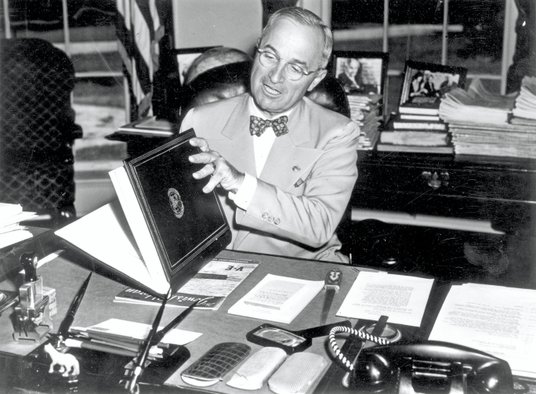 Harry Truman był 33. prezydentem Stanów Zjednoczonych od 12 kwietnia 1945 r. do 20 stycznia 1953 r. 