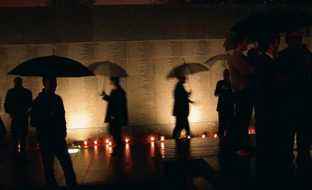 Akt wdzięczności, akt afirmacji: otwarcie Muzeum Powstania Warszawskiego, 2004 rok