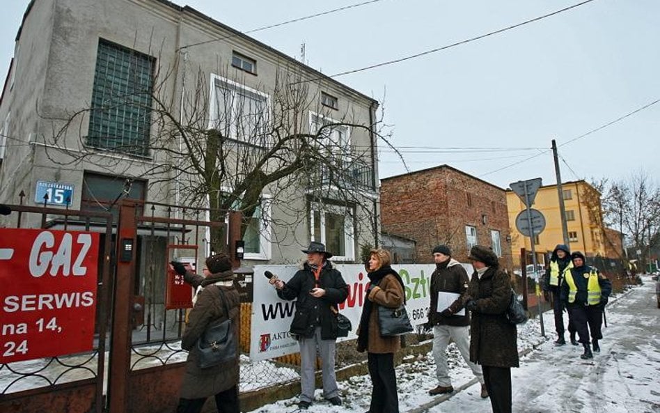 Cicho wszędzie, głucho wszędzie. Urzędnicy dobijają się do domu, który od 22 lat blokuje poszerzenie