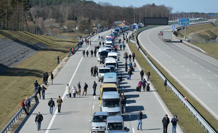 Z Zachodu wracają Polacy, na Wschód jadą Ukraińcy. Na zdjęciu: przejście graniczne z Ukrainą w Korcz
