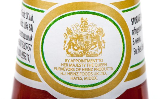Etykieta na butelkach ketchupu Heinz w Wielkiej Brytanii