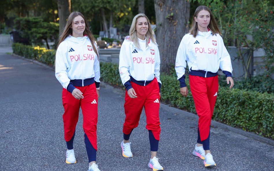 Polskie olimpijki Aleksandra Mirosław (C), Julia Szeremeta (L) i Klaudia Zwolińska (P) w drodze na z