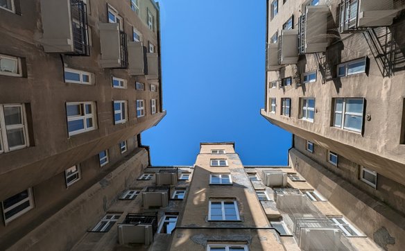 Podwórko-studnia kamienicy, otoczone oficynami. W takich miejscach toczyło się życie mieszkańców prz