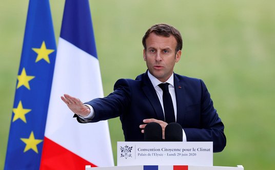 „Stary” odcień niebieskiego na francuskiej fladze. Zdjęcie z czerwca 2020 roku