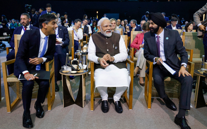 Premier Wielkiej Brytanii Rishi Sunak, premier Indii Narendra Modi i szef Banku Światowego Ajay Bang