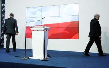 Jarosław Kaczyński uznał, że Marek Kuchciński (z lewej) prawa nie złamał, ale skoro sprawa jego lotó