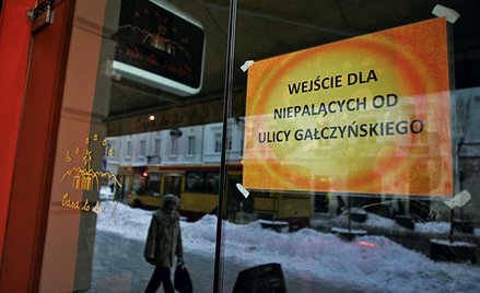 Obawy palących, że będą musieli zostać w domach, okazały się przedwczesne