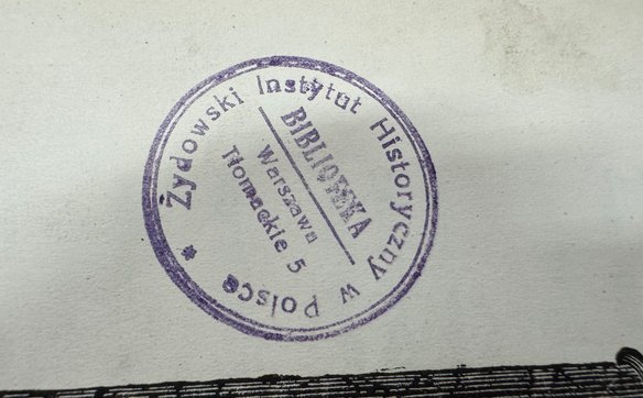 O pochodzeniu kisiążek przejętych po aukcji są stemple oznaczające pierwotnego właściciela - Żydowsk