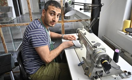 Syryjski krawiec Khaldoun al-Hussain w warsztacie Mimycri w Berlinie