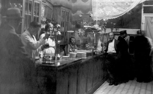 Wnętrze przedwojennej restauracji w Warszawie