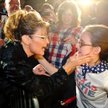 Tym razem na dłoni Sarah Palin czytamy: "Hi, Mom!"