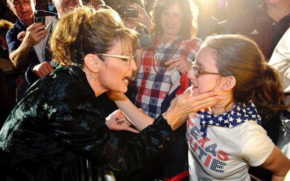 Tym razem na dłoni Sarah Palin czytamy: "Hi, Mom!"