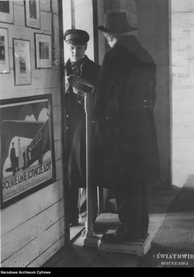 Wraz z odzyskaniem niepodległości postanowiono przenieść mokotowskie lotnisko na peryferia - z jedne