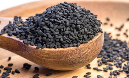 Czarnuszce przypisuje się działanie przeciwdrobnoustrojowe, przeciwzapalne, przeciwutleniające, prze