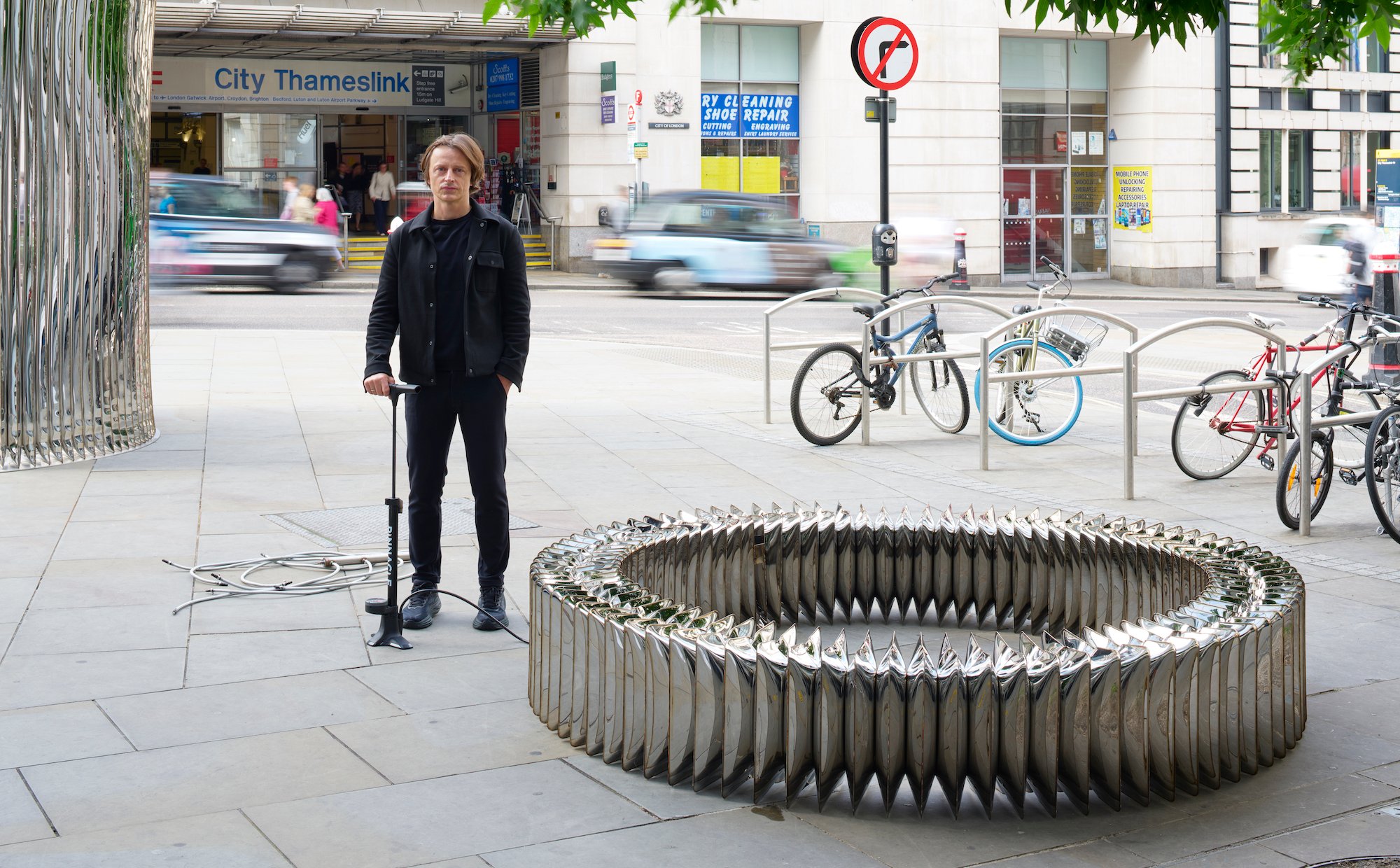 Oskar Zięta: Minimalizm to ja. Polski designer o nowym projekcie w Londynie