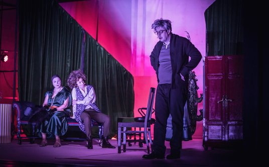 W spektaklu Krystiana Lupę parioduje genialnie Tomasz Kocuj