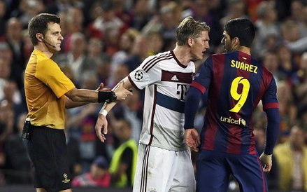 Sędzia Nicola Rizzoli, Bastian Schweinsteiger z Bayernu Monachium i Luis Suarez z FC Barcelona.
