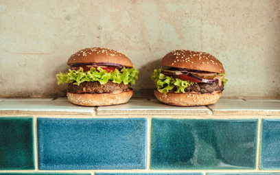 Z lewej strony wegański burger, z prawej burger wołowy sieci Bobby Burger