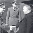 Adof Hitler wita prezydenta Słowacji, księdza Jozefa Tiso na stacji kolejowej w Berlinie (październi