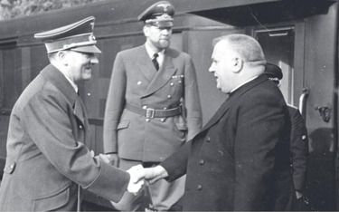 Adof Hitler wita prezydenta Słowacji, księdza Jozefa Tiso na stacji kolejowej w Berlinie (październi
