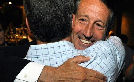 Mark Sanford (z prawej) ma się z czego cieszyć. Wrócił do polityki.
